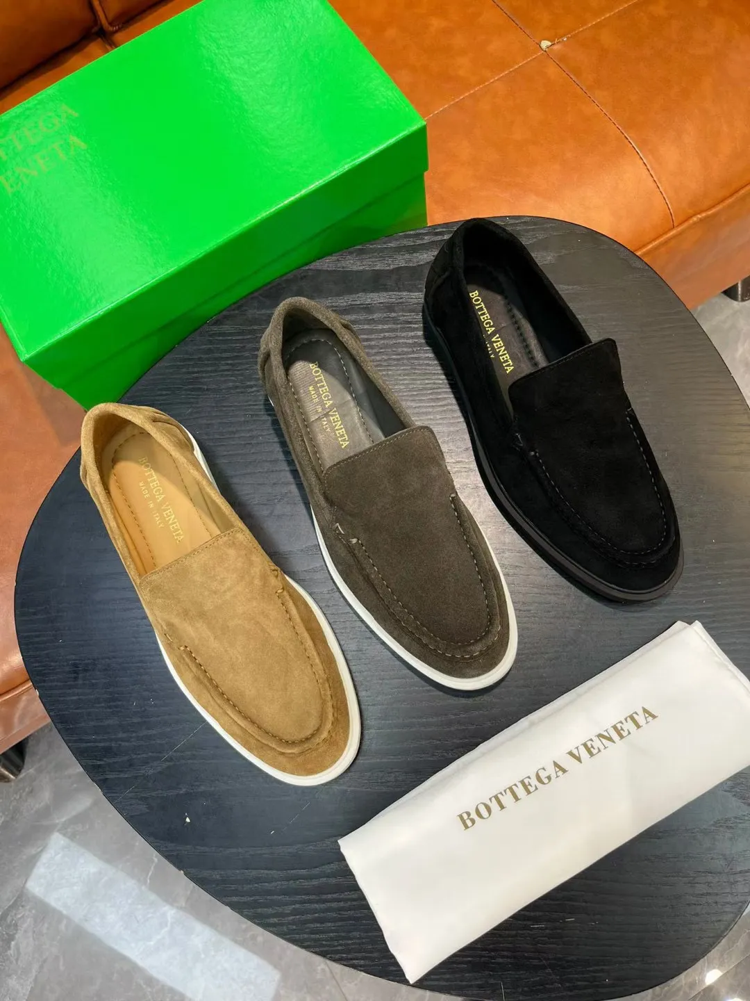 [BV] Top P: 780💰 Size: Male 39-44 (38.45 non-refundable) Bottega Veneta 2025 autumn and winter counter synchronization style. Bottega Veneta BV's new driving shoes have a slip-on design with suede upper, BV's unique weaving design on the heel, and a weaving pattern on the outsole.